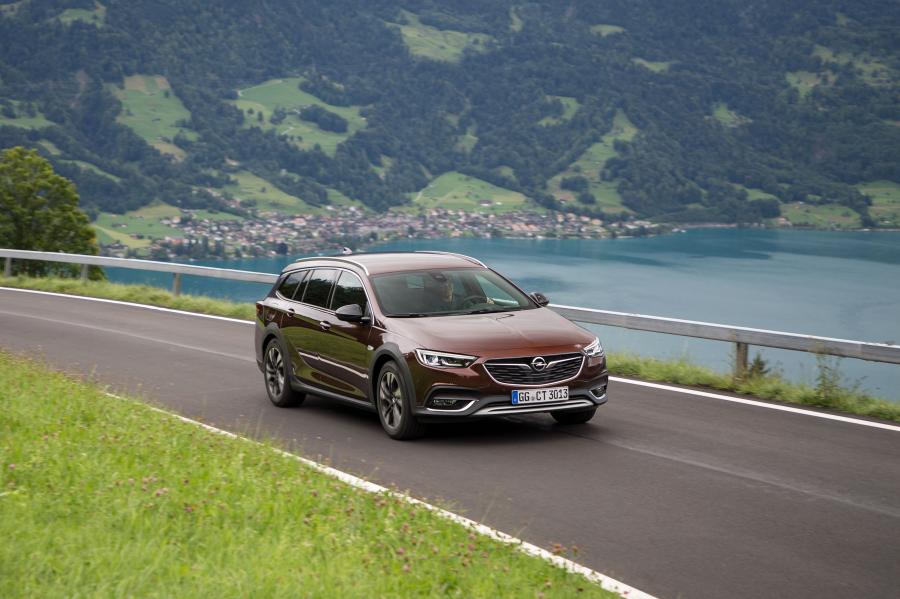  Opel Insignia Country Tourer Turbo D 4x4 Exclusive 2017 года  (фото 31 из 42)